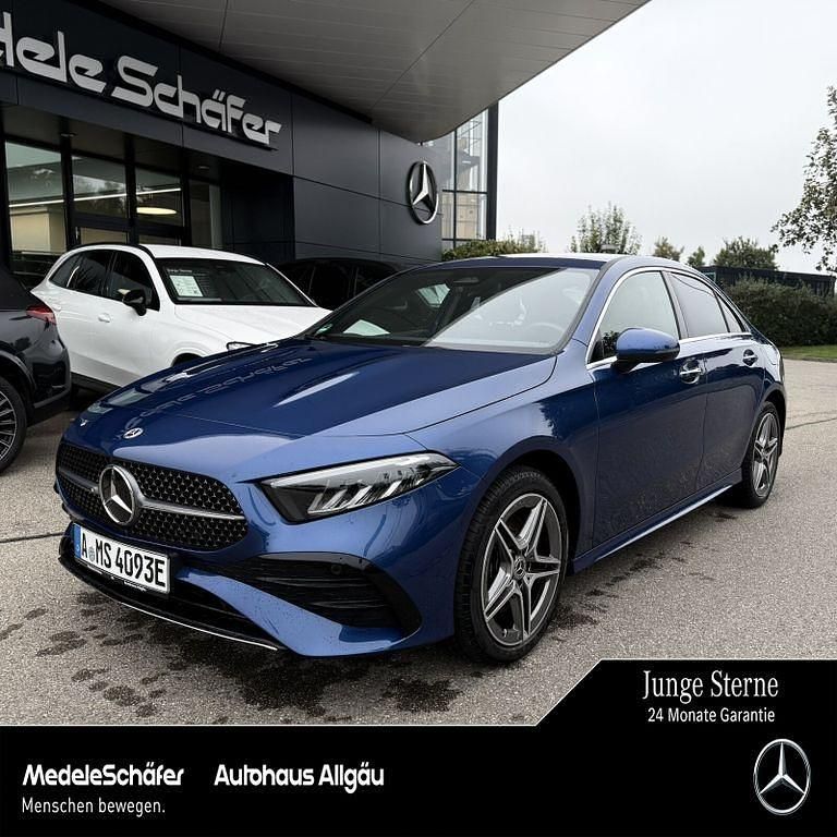 Blau Gebraucht 2023 Mercedes A250 AMG Limousine | 31.820 € (Fairer Preis) - Bild 1/4