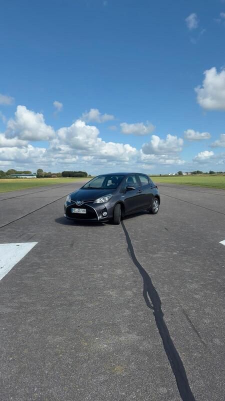 Grau Gebraucht 2016 Toyota Yaris Hybrid Edition-S Kleinwagen | 11.500 € (Fairer Preis) - Bild 1/4