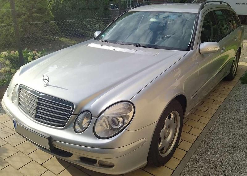 Silber Gebraucht 2005 Mercedes E220 Classic Kombi | 2.450 € (Etwas zu teuer) - Bild 1/4