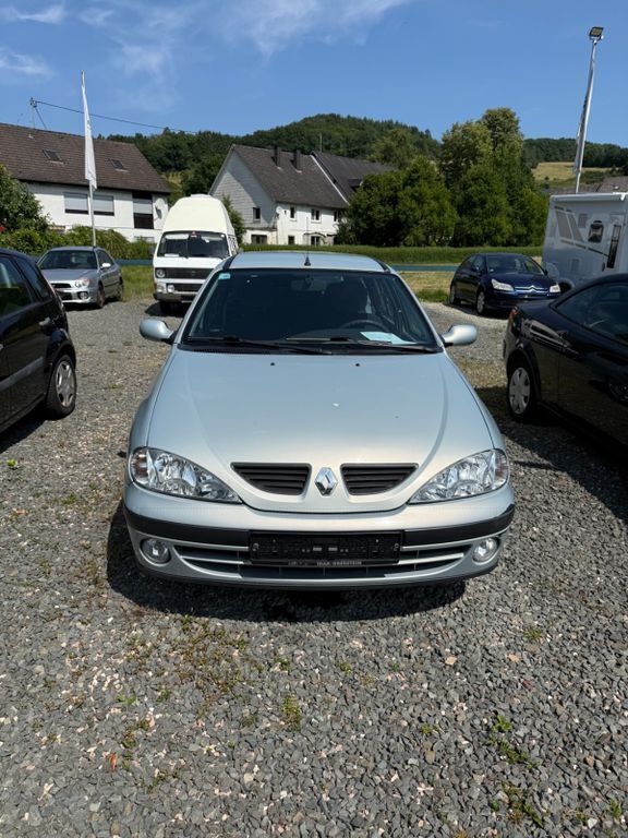 Grau Gebraucht 2002 Renault Mégane II Dynamique Limousine | 2.990 € (Teuer) - Bild 1/4