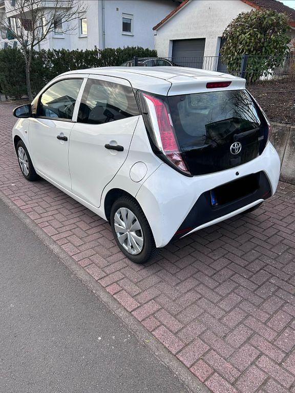 Gebraucht Toyota Aygo 69 PS (50 kW) 2016 Weiß Kleinwagen
