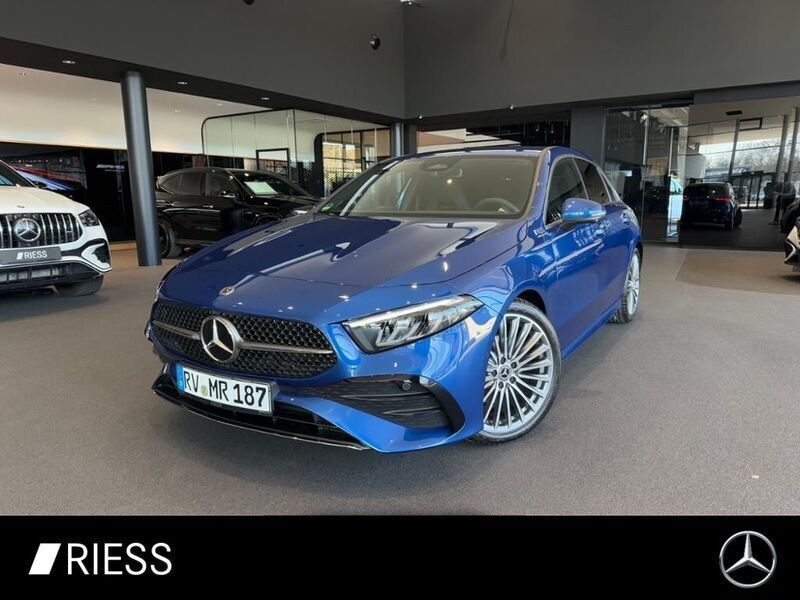Blau Gebraucht 2025 Mercedes A200 AMG Limousine | 35.400 € (Fairer Preis) - Bild 1/4