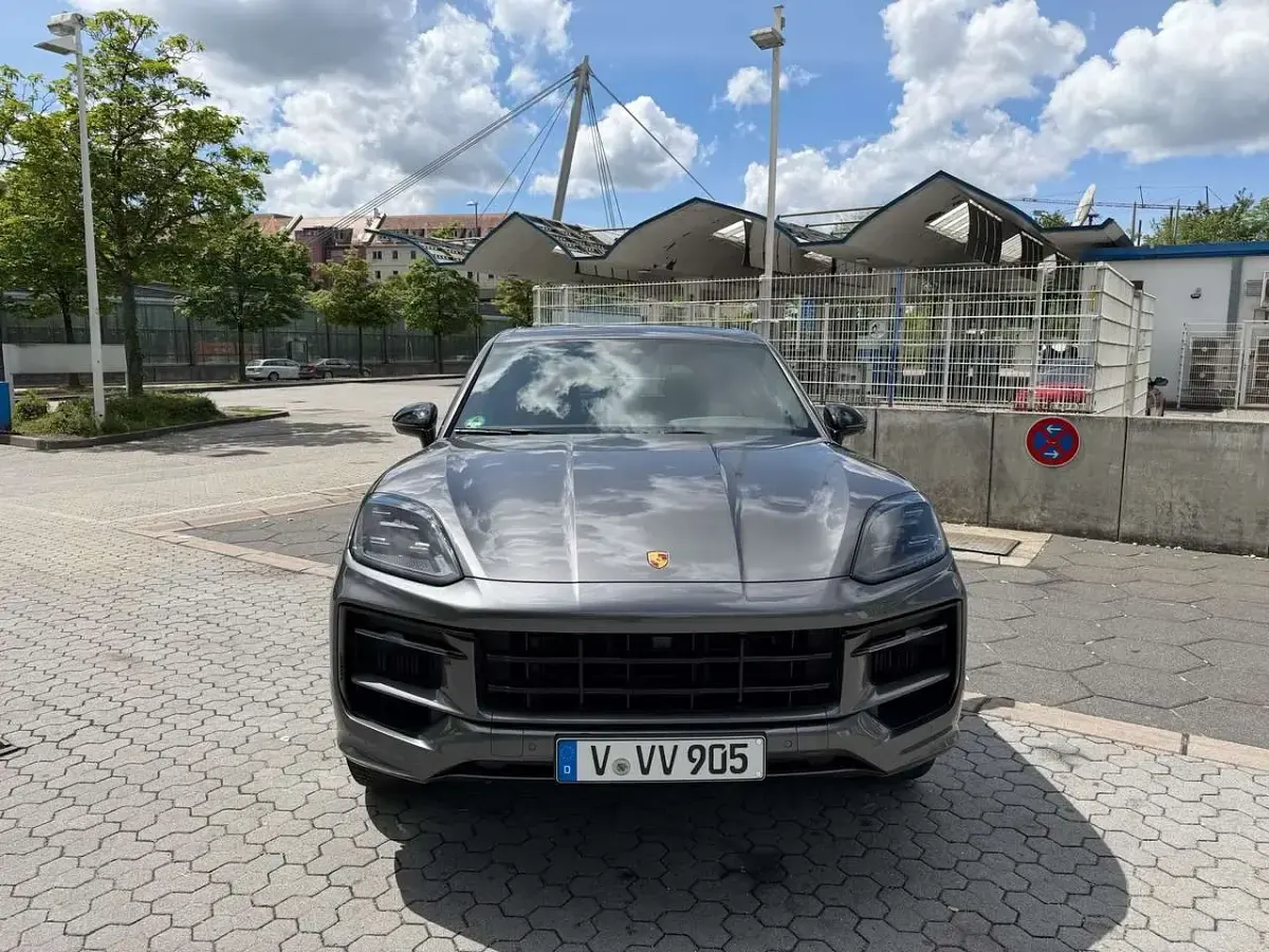 Gebraucht Porsche Cayenne 354 PS (260 kW) 2024 Grau SUV