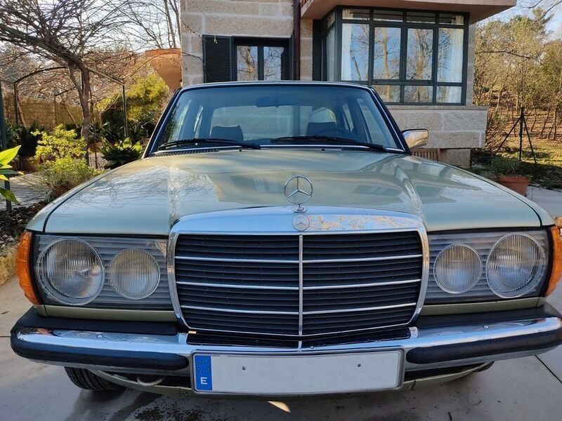 Grün Gebraucht 1981 Mercedes 300 Limousine | 11.500 € - Bild 1/4