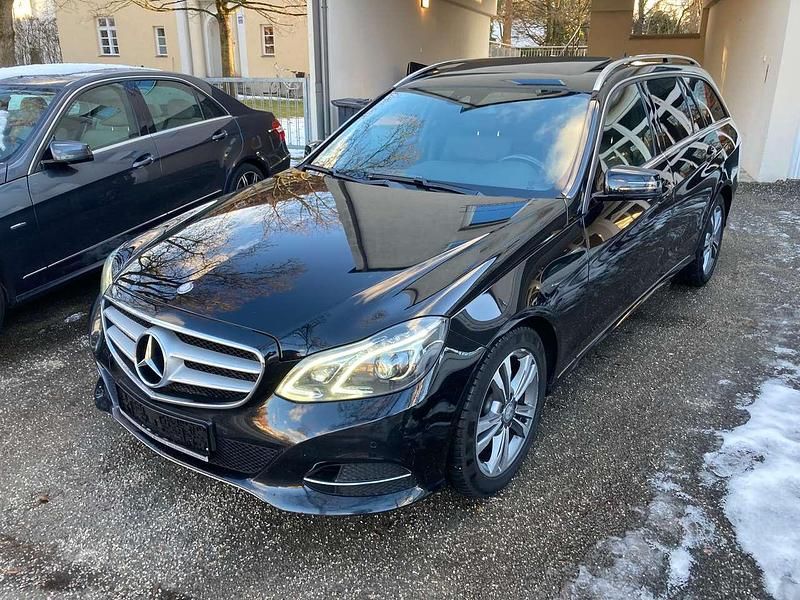 Obsidianschwarz metalliclack Gebraucht 2015 Mercedes E220 Kombi | 10.800 € (Fairer Preis) - Bild 1/4