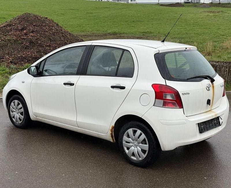 Gebraucht Toyota Yaris 69 PS (50 kW) 2011 Weiß Kleinwagen