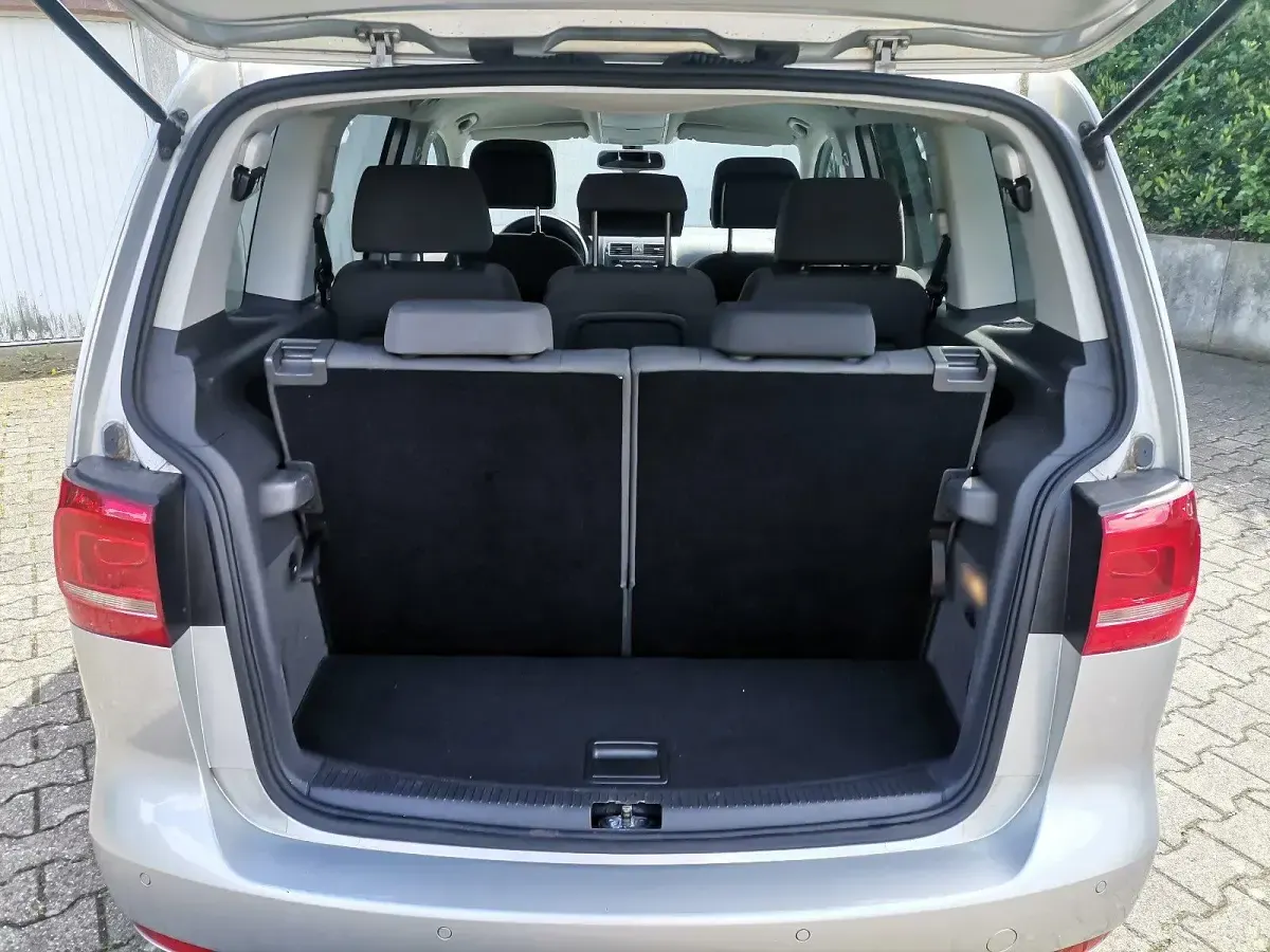 Gebraucht VW Touran Match 143 PS (105 kW) 2013 Silber Van / Kleinbus