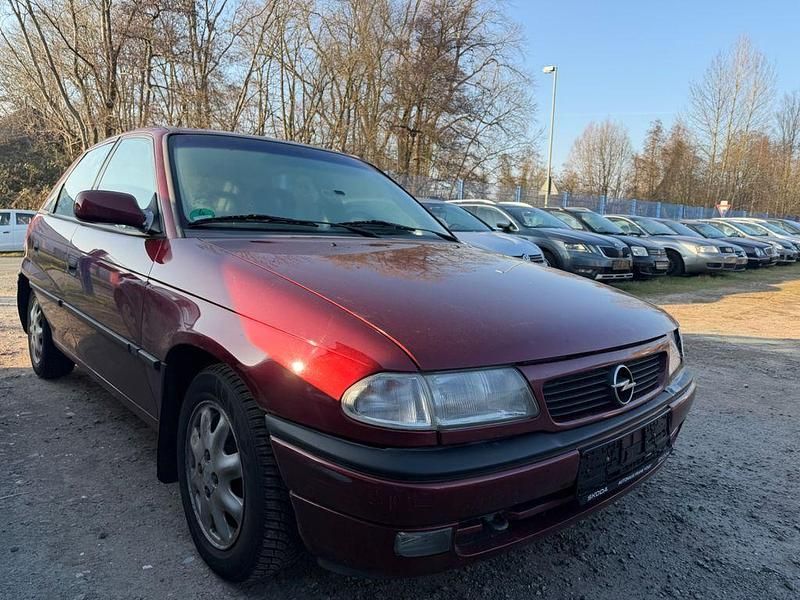 Gebraucht Opel Astra 75 PS (55 kW) 1997 Rot Limousine