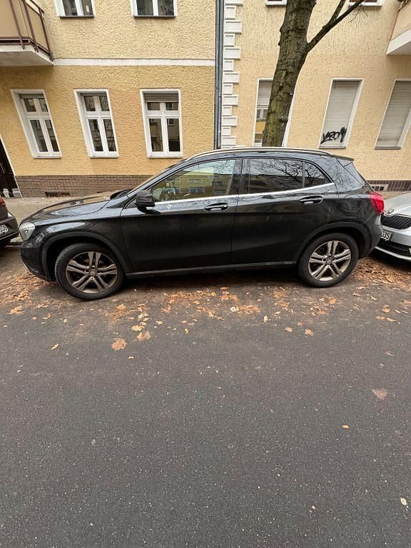 Schwarz Gebraucht 2014 Mercedes GLA200 SUV | 13.500 € (Guter Preis) - Bild 1/4