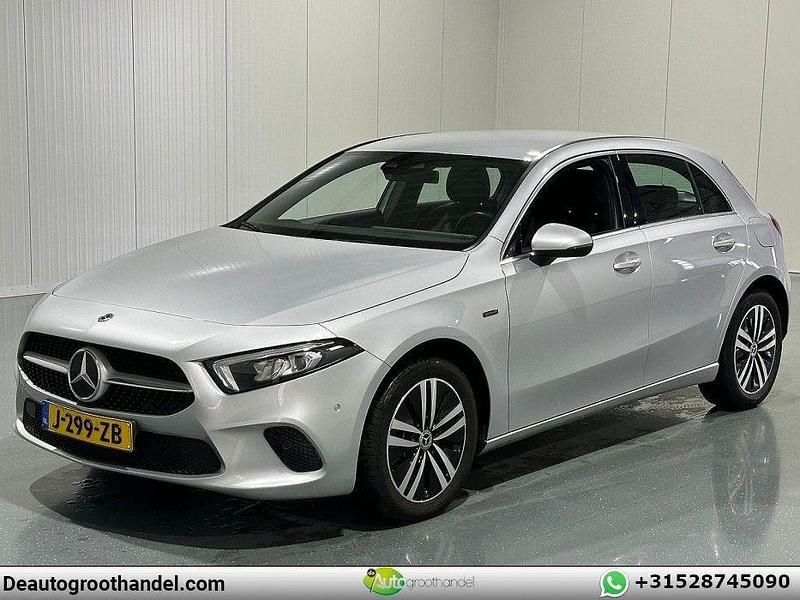 Grau Gebraucht 2020 Mercedes A250 Business Limousine | 18.755 € (Fairer Preis) - Bild 1/4