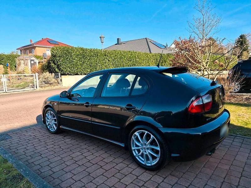 Second-hand Seat Leon 150 CP (110 kW) 2004 Negru Hatchback