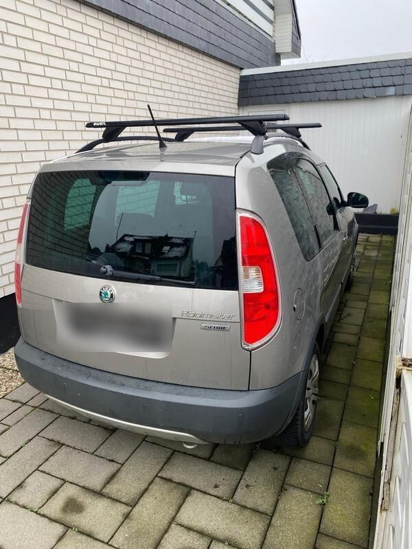 Braun Gebraucht 2012 Skoda Roomster Scout Kombi | 3.800 € - Bild 1/4