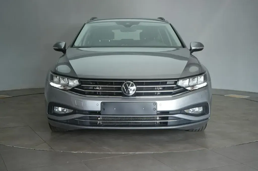 Gebraucht VW Passat Business 150 PS (110 kW) 2023 Silber Kombi