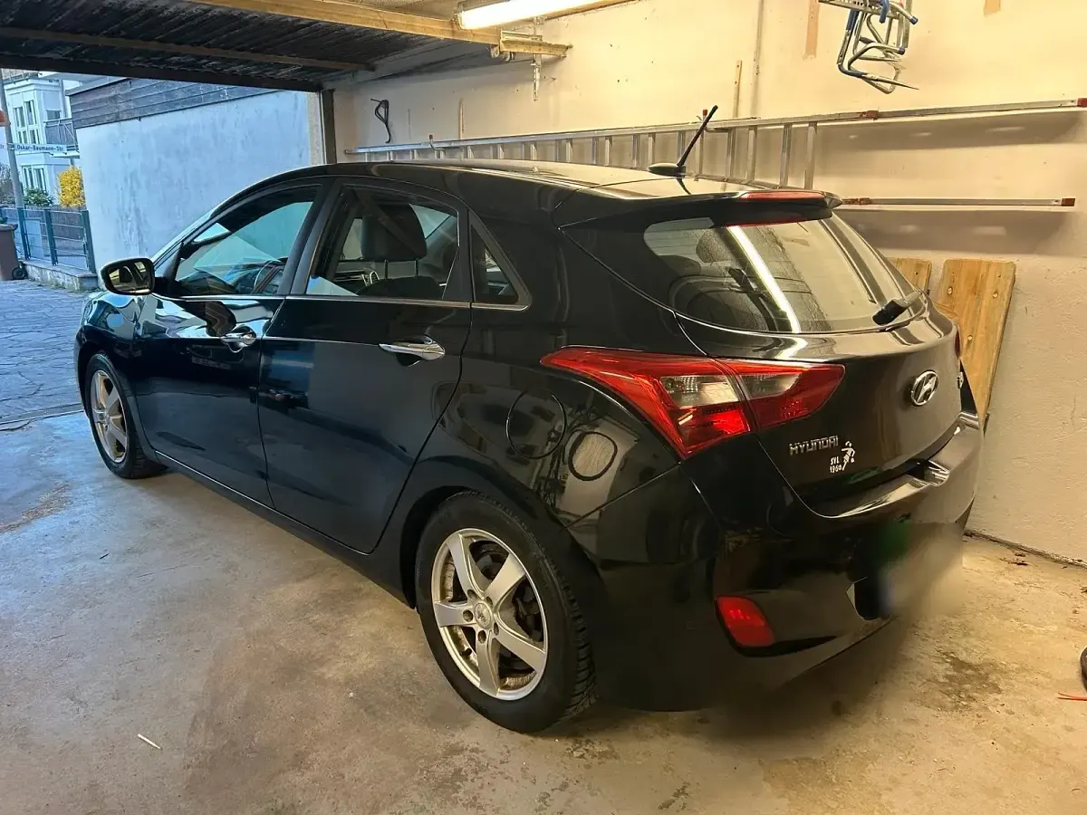 Gebraucht Hyundai i30 Premium 99 PS (72 kW) 2012 Schwarz Limousine