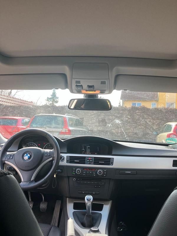 Gebraucht BMW 318 143 PS (105 kW) 2011 Grau Kombi