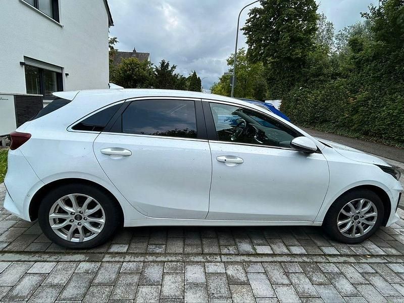 Gebraucht Kia Ceed Spirit 140 PS (102 kW) 2018 Weiß Kleinwagen