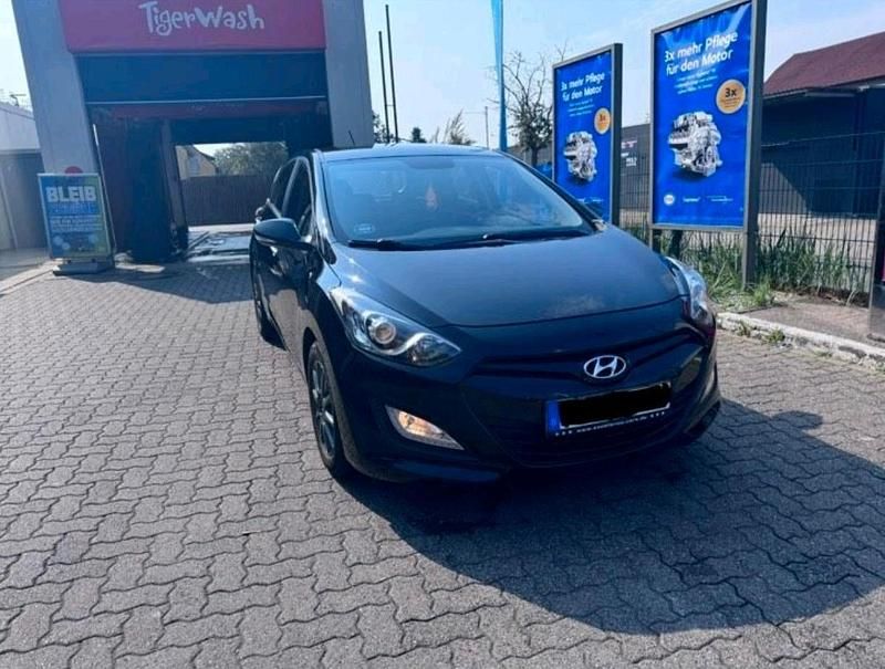 Schwarz Gebraucht 2013 Hyundai i30 Limousine | 5.950 € (Fairer Preis) - Bild 1/4