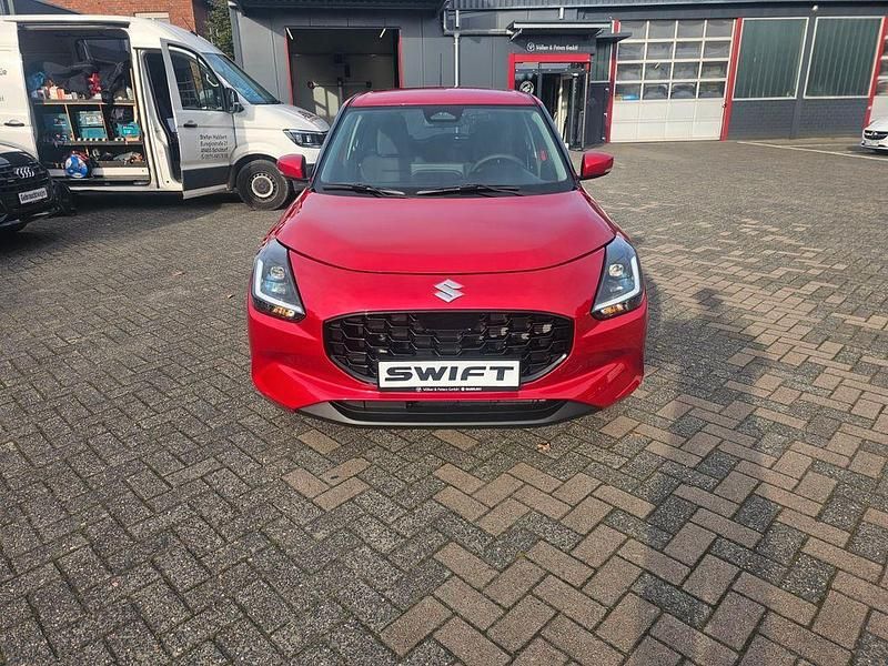 Neu Suzuki Swift Comfort+ 83 PS (61 kW) 2025 Rot Kleinwagen