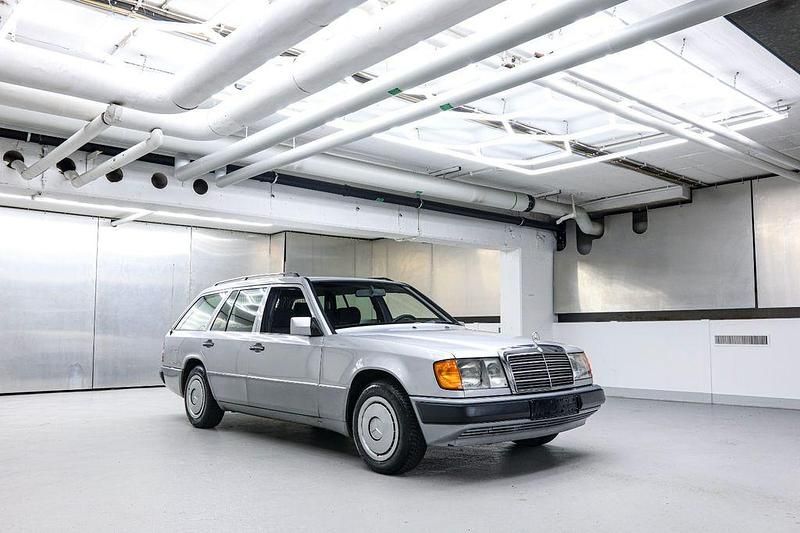 Gebraucht Mercedes E230 132 PS (97 kW) 1992 Silber Limousine
