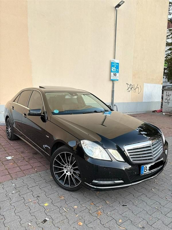 Schwarz Gebraucht 2011 Mercedes E300 Limousine | 10.000 € (Fairer Preis) - Bild 1/4