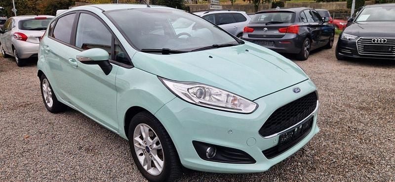 Blau Gebraucht 2016 Ford Fiesta Celebration Kleinwagen | 7.850 € (Fairer Preis) - Bild 1/4
