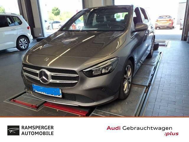 Grau (mountaingrau met.) Gebraucht 2019 Mercedes B180 Van / Kleinbus | 22.480 € (Guter Preis) - Bild 1/4