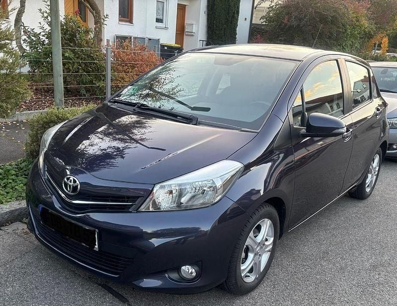 Grau Gebraucht 2012 Toyota Yaris Life Kleinwagen | 6.900 € (Fairer Preis) - Bild 1/4