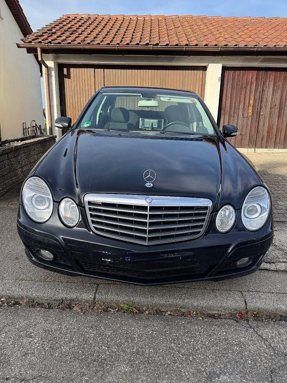 Schwarz Gebraucht 2008 Mercedes E200 Classic Limousine | 8.900 € (Etwas zu teuer) - Bild 1/4