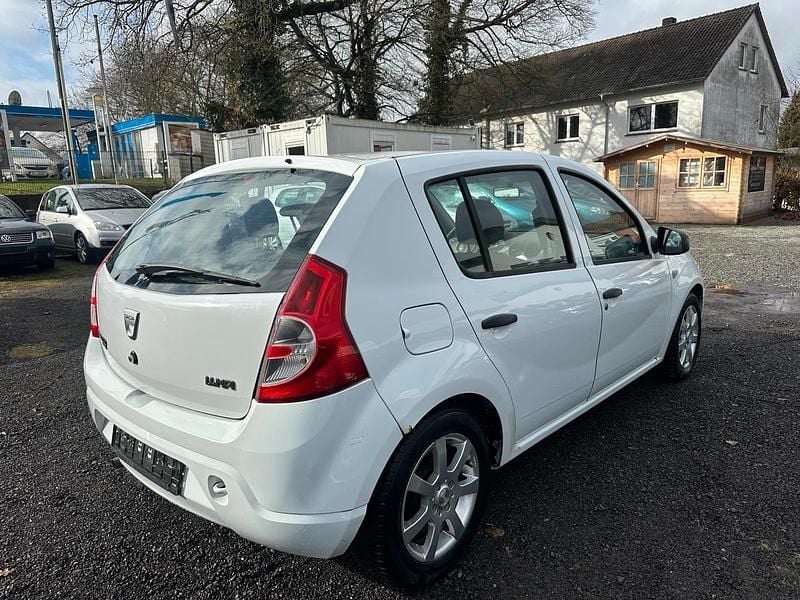 Gebraucht Dacia Sandero Basis 75 PS (55 kW) 2009 Gletscherweiss Kleinwagen