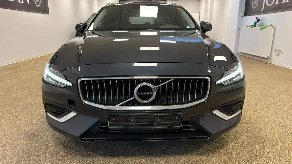 Gebraucht Volvo V60 Inscription 190 PS (139 kW) 2021 Grau Kombi