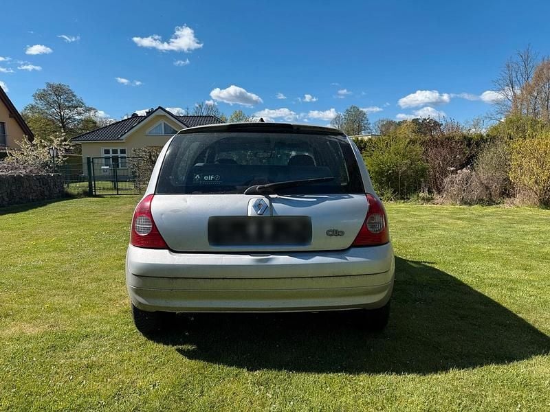 Second-hand Renault Clio II 60 CP (44 kW) 2003 Argintiu Hatchback