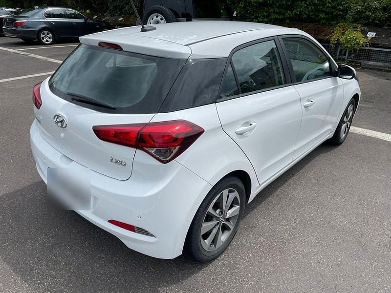 Gebraucht Hyundai i20 101 PS (74 kW) 2017 Weiß Kleinwagen