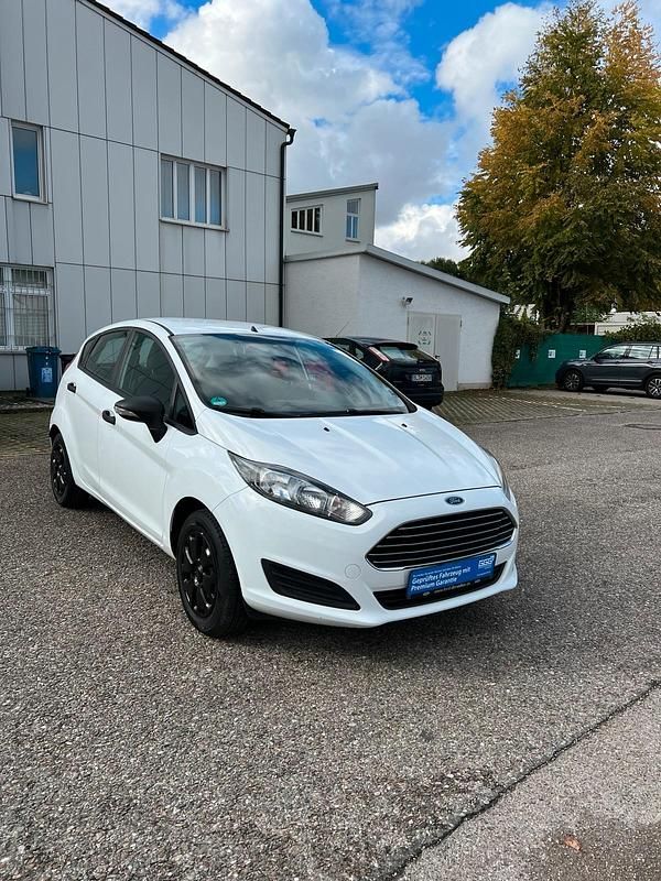 Weiß Gebraucht 2014 Ford Fiesta Kleinwagen | 5.700 € - Bild 1/4