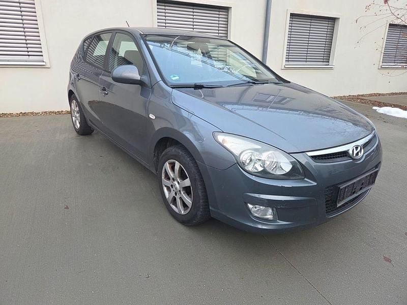 Grau Gebraucht 2010 Hyundai i30 Classic Limousine | 2.300 € (Guter Preis) - Bild 1/4