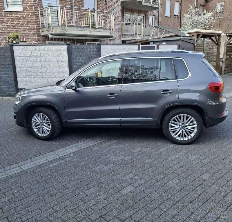 Gebraucht VW Tiguan LOUNGE 140 PS (102 kW) 2015 Grau SUV