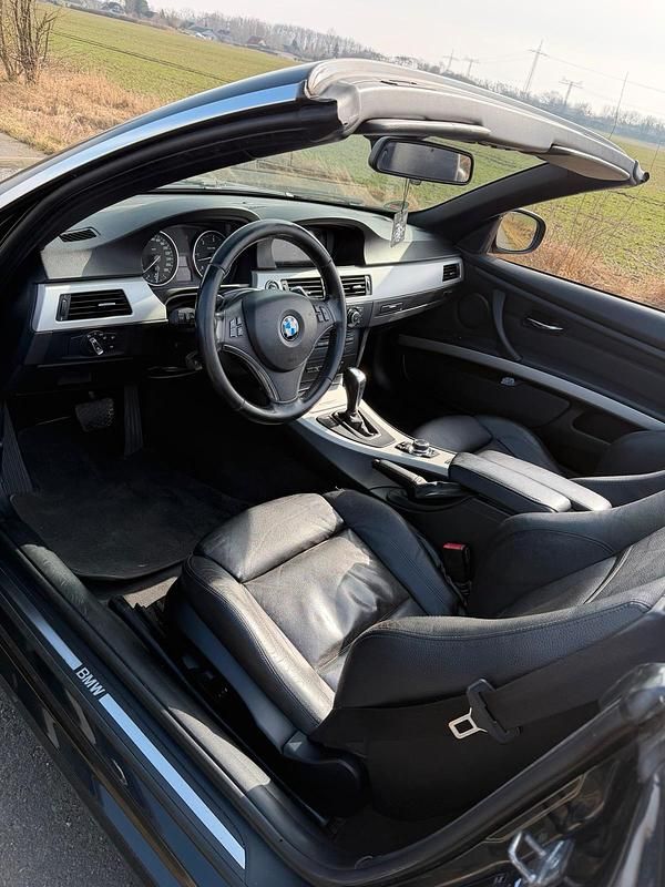 Gebraucht BMW 330 Cabriolet 241 PS (177 kW) 2011 Schwarz Cabrio