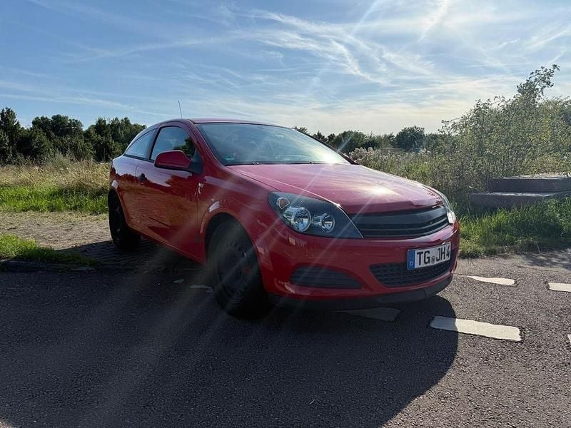 Rot Gebraucht 2010 Opel Astra GTC Selection Limousine | 3.590 € (Guter Preis) - Bild 1/4