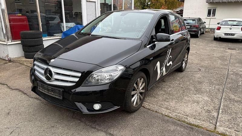 Schwarz Gebraucht 2011 Mercedes B180 Van / Kleinbus | 6.450 € (Guter Preis) - Bild 1/4