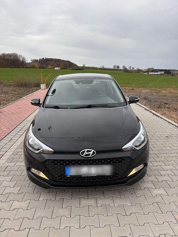 Schwarz Gebraucht 2018 Hyundai i20 Classic Kleinwagen | 7.999 € (Guter Preis) - Bild 1/4