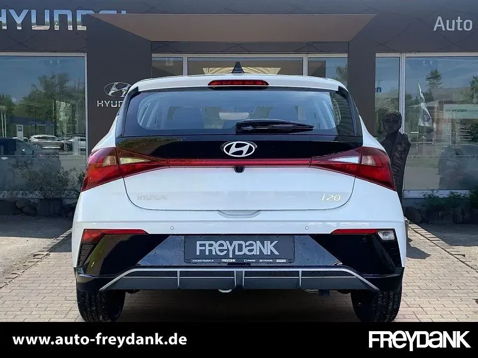 Gebraucht Hyundai i20 Select 101 PS (74 kW) 2025 Atlas white Kleinwagen