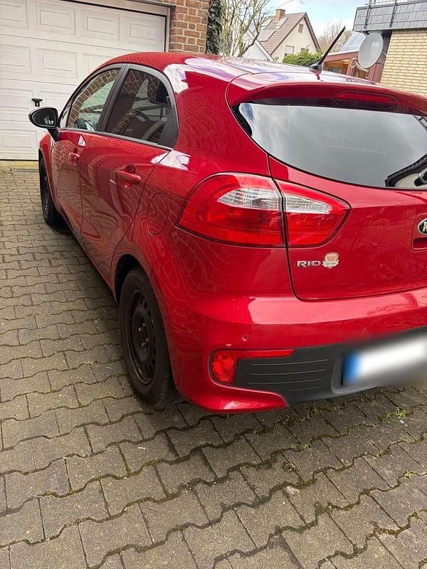 Gebraucht Kia Rio DREAM-TEAM Edition 75 PS (55 kW) 2015 Rot Limousine