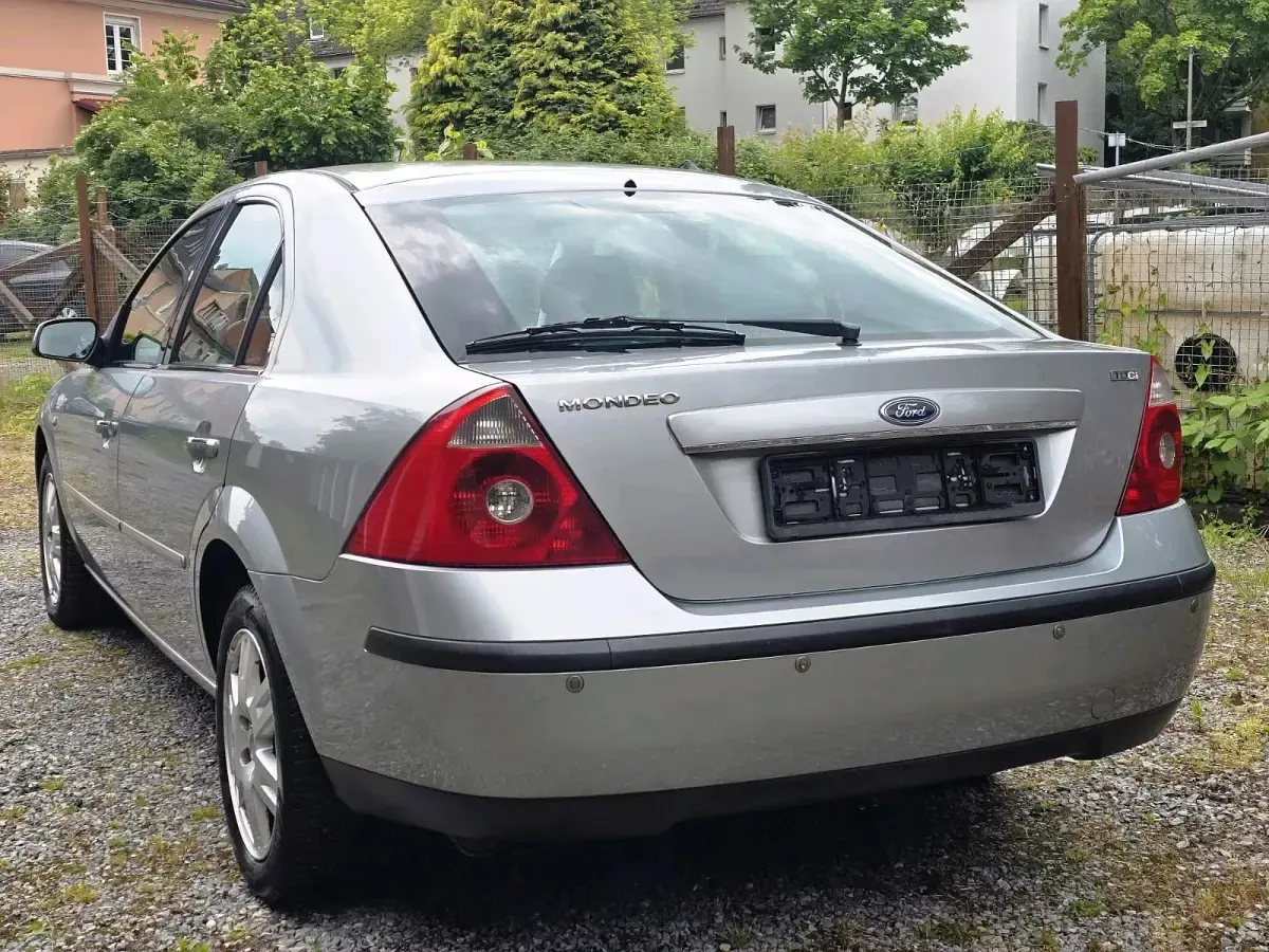 Gebraucht Ford Mondeo Ghia 131 PS (96 kW) 2004 Silber Limousine
