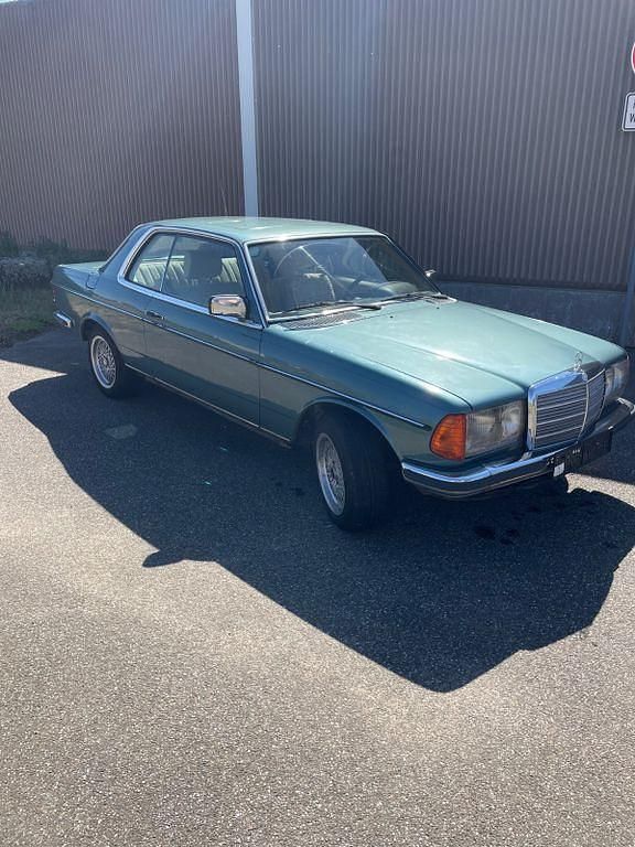 Gebraucht Mercedes 230 136 PS (100 kW) 1981 Blau Coupé