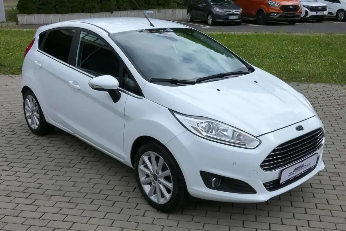 Gebraucht Ford Fiesta Titanium 101 PS (74 kW) 2015 Frostweiß Kleinwagen