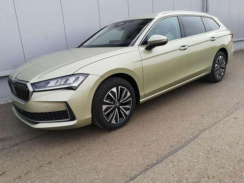 Ice tea yellow metallic Neu 2025 Skoda Superb Selection Kombi | 46.690 € (Superpreis) - Bild 1/4