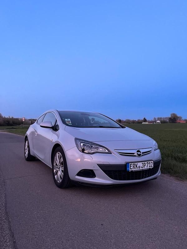 Grau Gebraucht 2012 Opel Astra GTC Limousine | 3.500 € (Superpreis) - Bild 1/4
