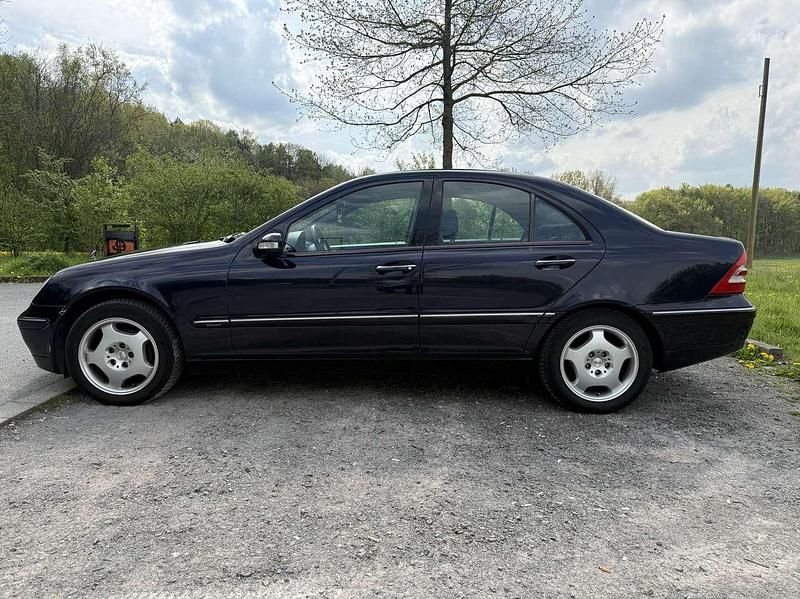 Second-hand Mercedes C200 Elegance 163 CP (119 kW) 2002 Albastru Berlinǎ
