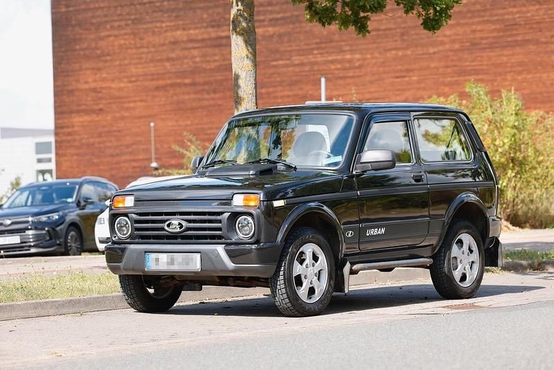 Schwarz Gebraucht 2019 Lada Urban SUV | 10.500 € (Superpreis) - Bild 1/4