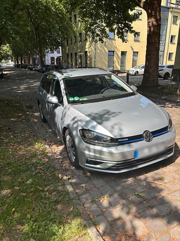 Silber Gebraucht 2019 VW Golf VII Comfortline Kombi | 12.700 € (Superpreis) - Bild 1/4