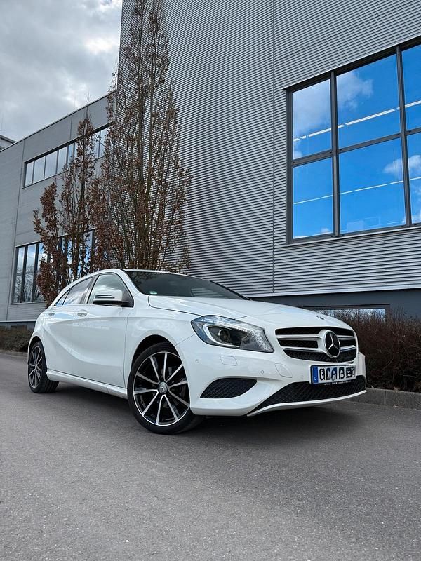 Gebraucht Mercedes A180 109 PS (80 kW) 2015 Weiß Kleinwagen